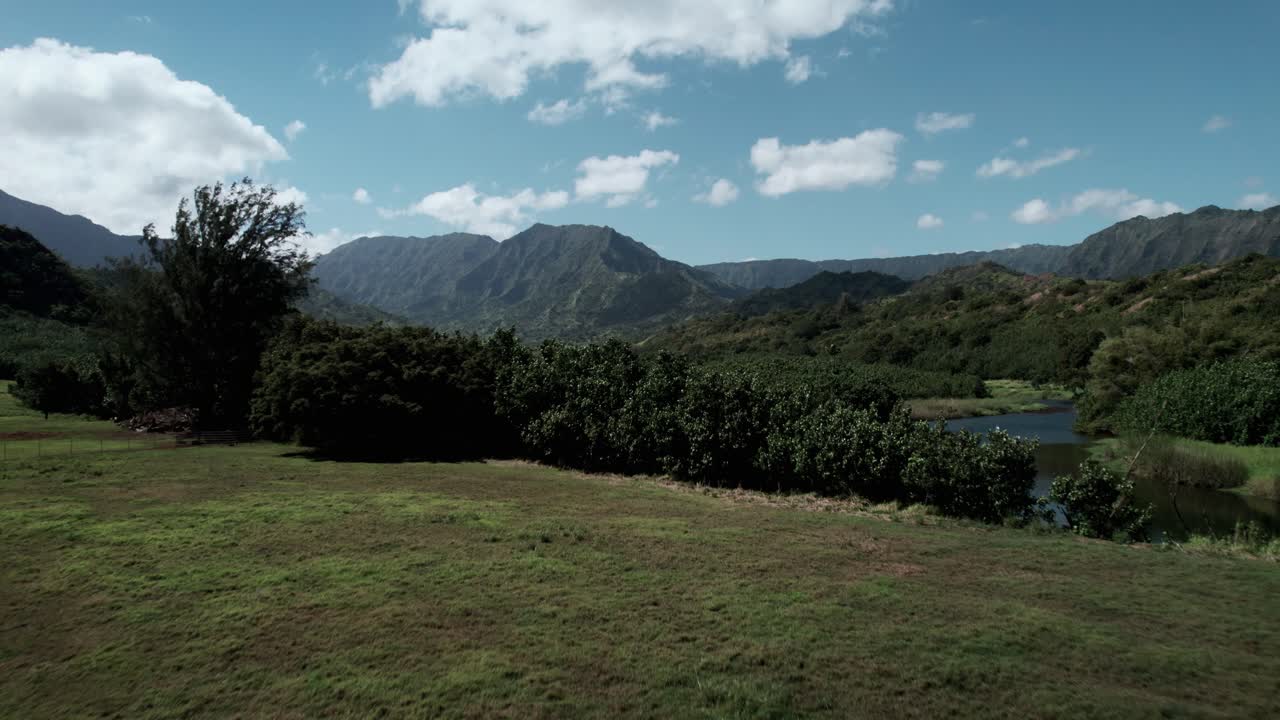 levantándose revelando el hermoso delta fértil del río lumaha'i, costa norte, kauai, antena