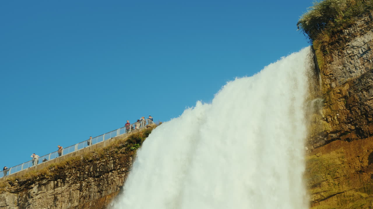 나이아가라 폭포 꼭대기에 있는 사람들