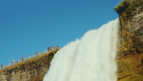 Personas-En-La-Cima-De-Las-Cataratas-Del-Niágara