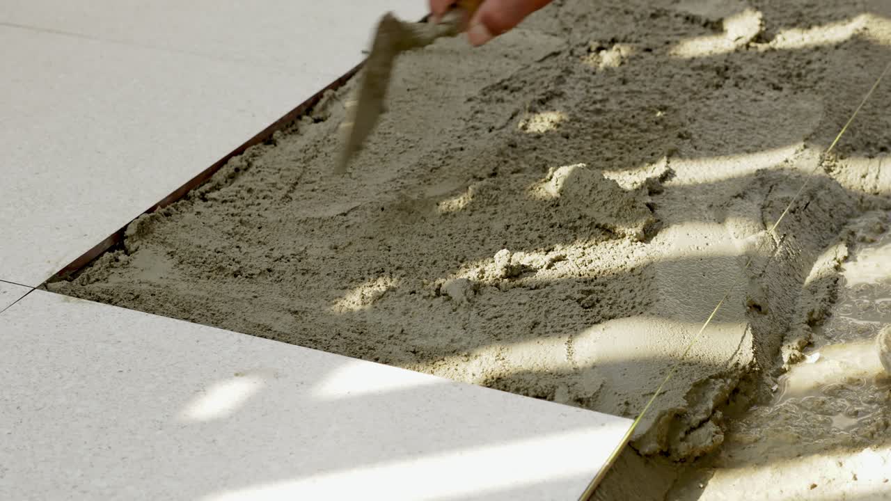 Aprenda el proceso paso a paso para colocar hormigón y obtener una superficie lisa y duradera.