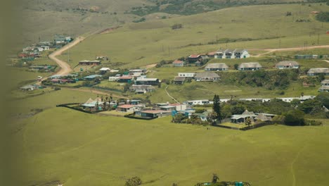 vivienda típica sudafricana en la ladera de la colina