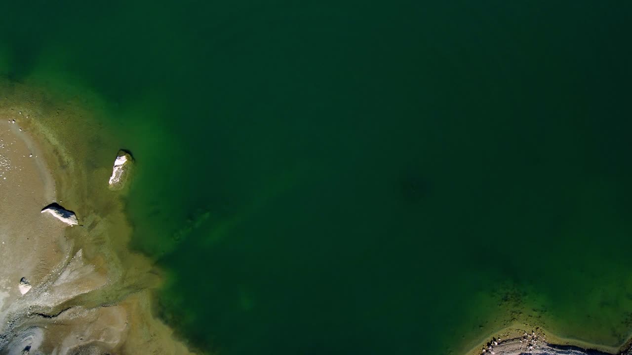 наклонный снимок с берега озера, открывающий красивый пейзаж лаго делла ровина, валь грана, пьемонт