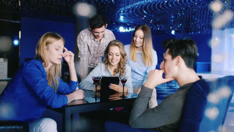 Los-Jóvenes-Se-Relajan-En-Una-Mesa-En-Un-Acogedor-Restaurante-Mientras-Conversan-Y-Se-Divierten-3