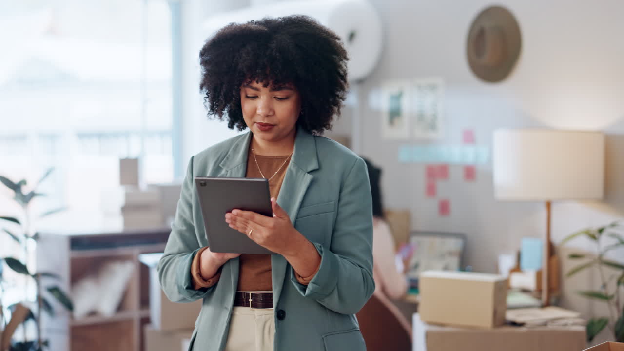 negocios, moda y mujer con una tableta