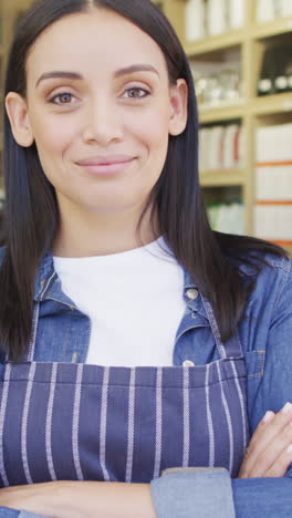 animación de una feliz camarera biracial en una cafetería