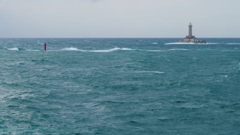 Faro-Porer-Y-Marca-Cardinal-Bajo-Fuerte-Viento-Del-Sur-Y-Olas-En-Clima-Tormentoso,-Mar-Inquieto