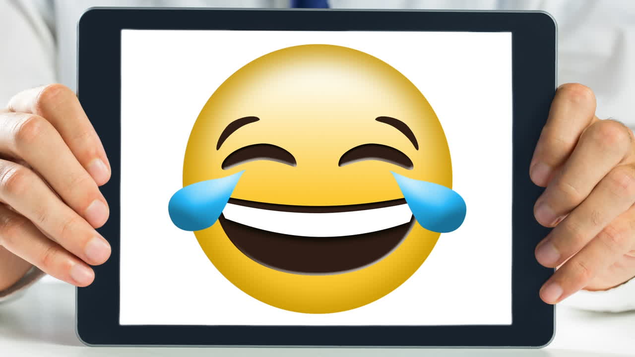 Schermo di laptop con faccina che ride