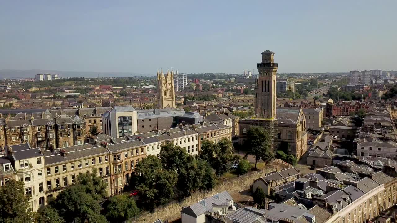 켈빈브리지 파크 타워 주위를 날다