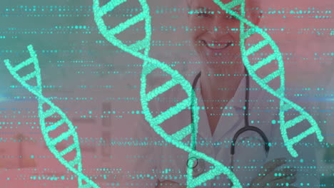 animación de adn y puntos verdes sobre una feliz doctora caucásica