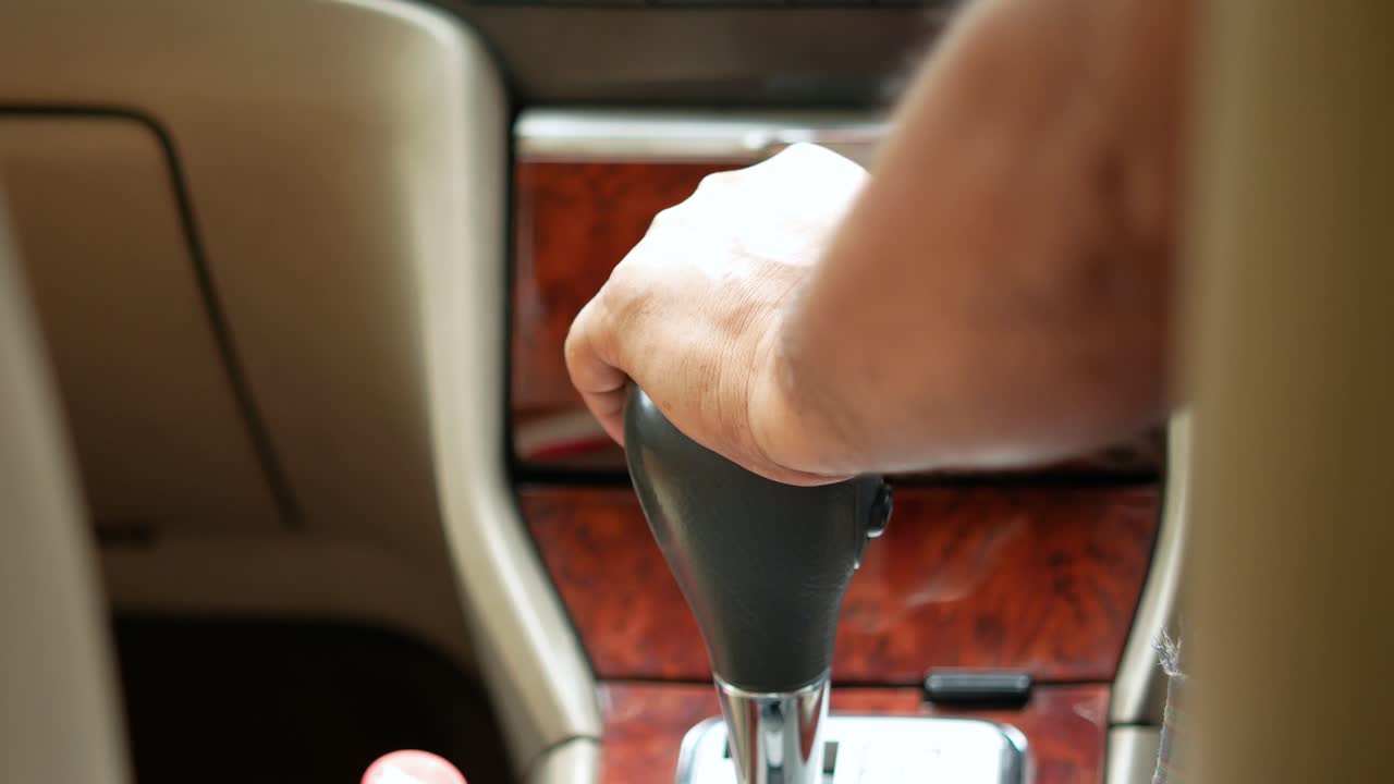 자동차 에서 기어 를 바꾸는 사람