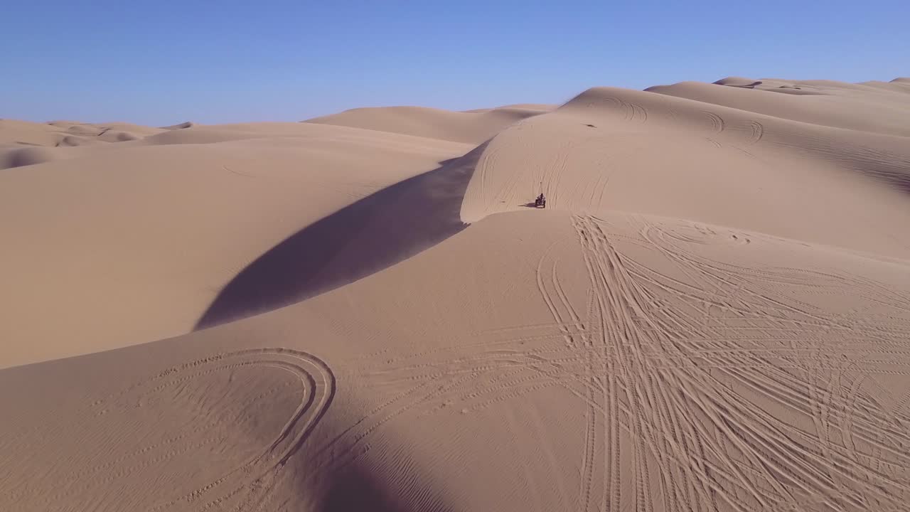 buggies y vehículos todo terreno corren por las dunas de arena imperiales en california 3