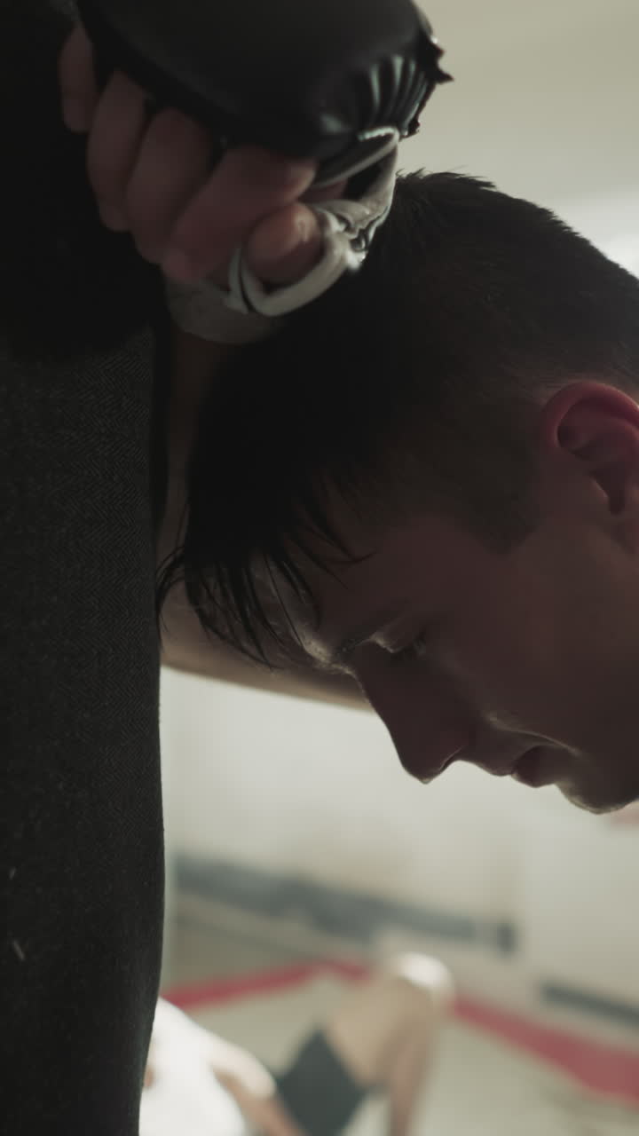 피곤한 남자는 스포츠 클럽에서 신체적 건강과 체력을 향상시키기 위해 강렬한 운동을 한 후 부이에 머리를 기울입니다. 에너지를 잃고 근육 질량을 향상시킬 때까지 운동