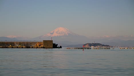 el paisaje tranquilo del monte fuji y enoshima con el océano