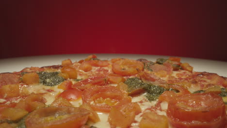 Nahaufnahme-Makroansicht-Einer-Handwerklichen-Pizza,-Die-Frisch-Aus-Dem-Ofen-Kommt
