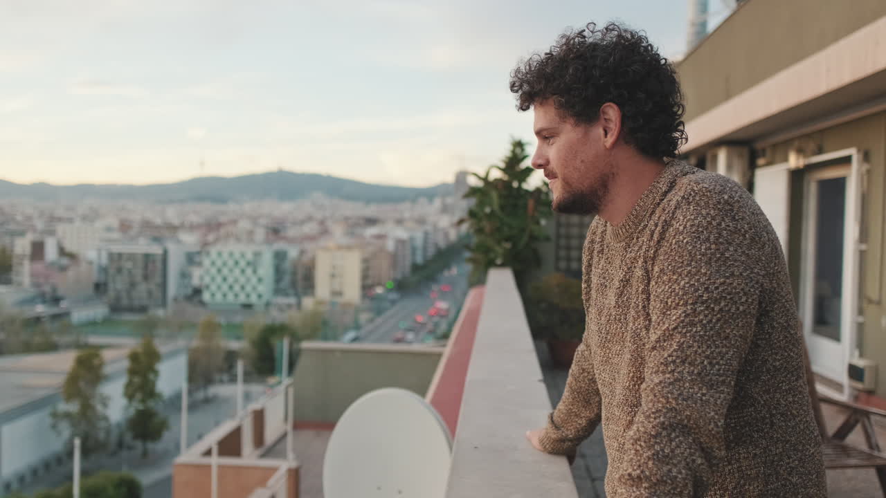 Uomo su un balcone con vista sulla città