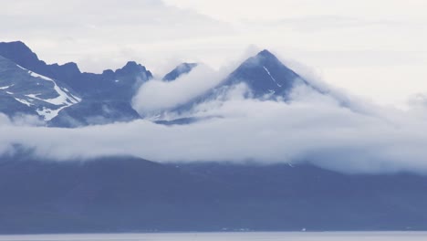 Ständige-Wolken-Bedecken-Den-Gipfel-Des-Berges-Und-Den-Berghang