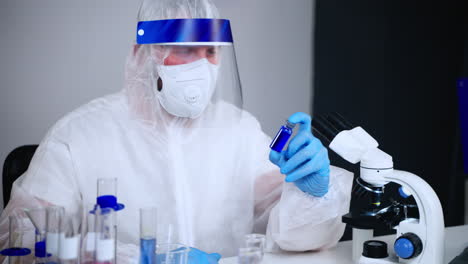 científico que examina la muestra en el laboratorio