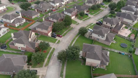 Aerial-of-middle-class-suburban-neighborhood-just-outside-of-Houston,-Texas