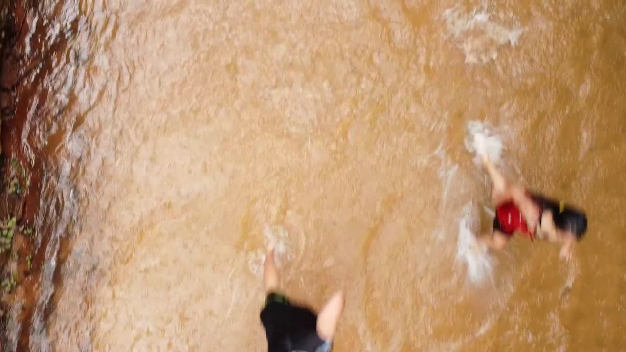 정글 강에서 노는 히스패닉 가족