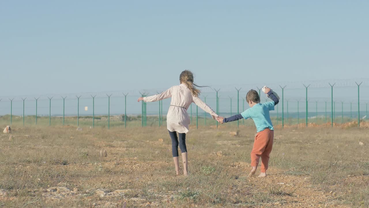 中東の難民キャンプで 赤足で歩く子供たち