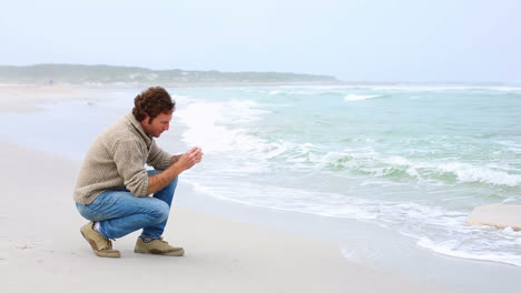 hombre pensativo mirando hacia el mar