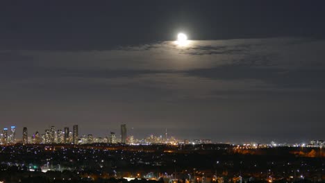 Der-Mond-Im-Himmel-Bewegung-Stadtbild-Panorama-Hyperlapse