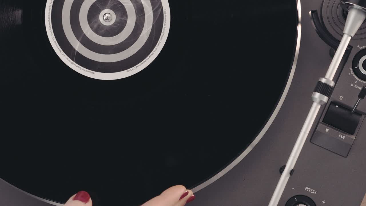 비닐 플레이어 턴테이블: 회전하는 비닐 레코드의 조각, 바늘을 클로즈업으로 가진 스타일러스.