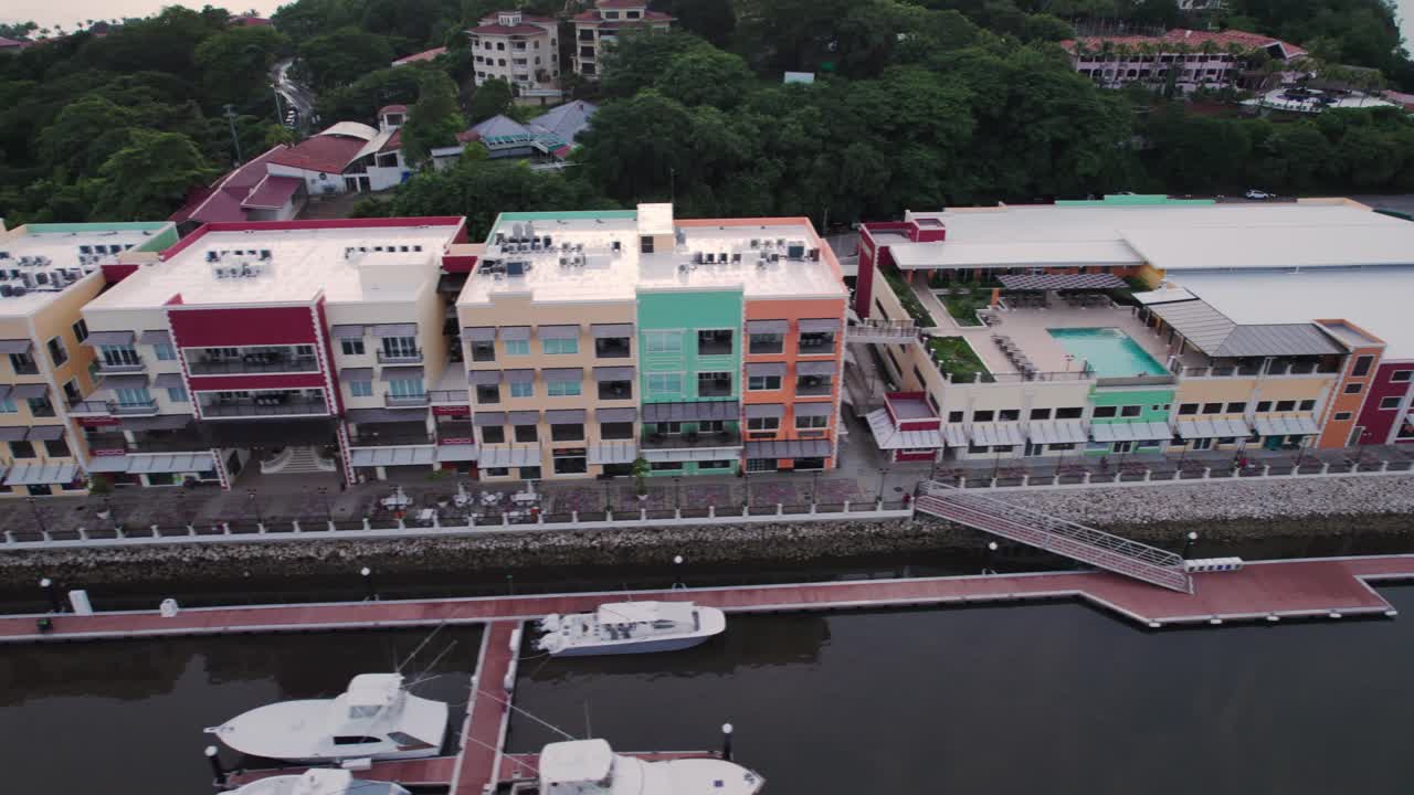 코스타리카의 guanacaste에 정박한 많은 항해 및 시 보트와 함께 marina flamingo beach와 playa potrero 사이에 건설 된 새로운 요트 항구의 드론