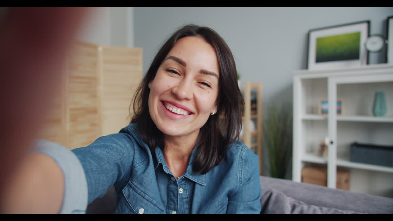 mujer feliz tomando una selfie en casa