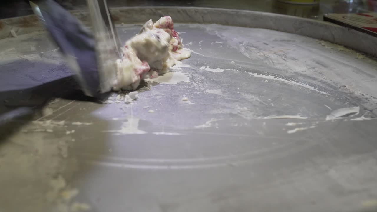 노점상은 태국 현지인과 관광객들에게 매우 인기 있는 태국식 볶음 아이스크림이나 롤링 아이스크림을 준비하고 있습니다.