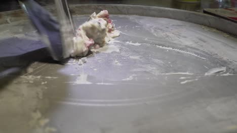el vendedor ambulante está preparando helado tailandés salteado o helado enrollado que es muy popular entre los lugareños y turistas en tailandia