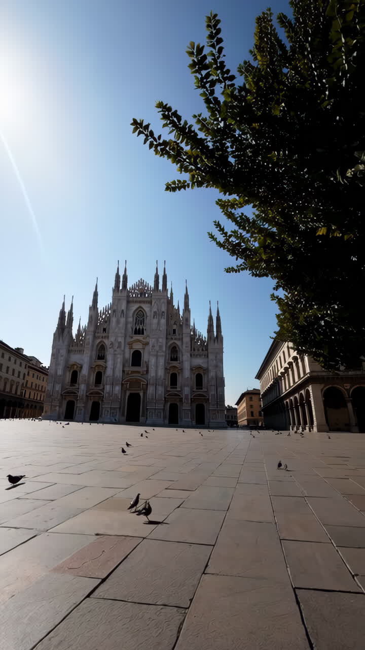 Duomo di Milano e Piazza del Duomo in una giornata di sole