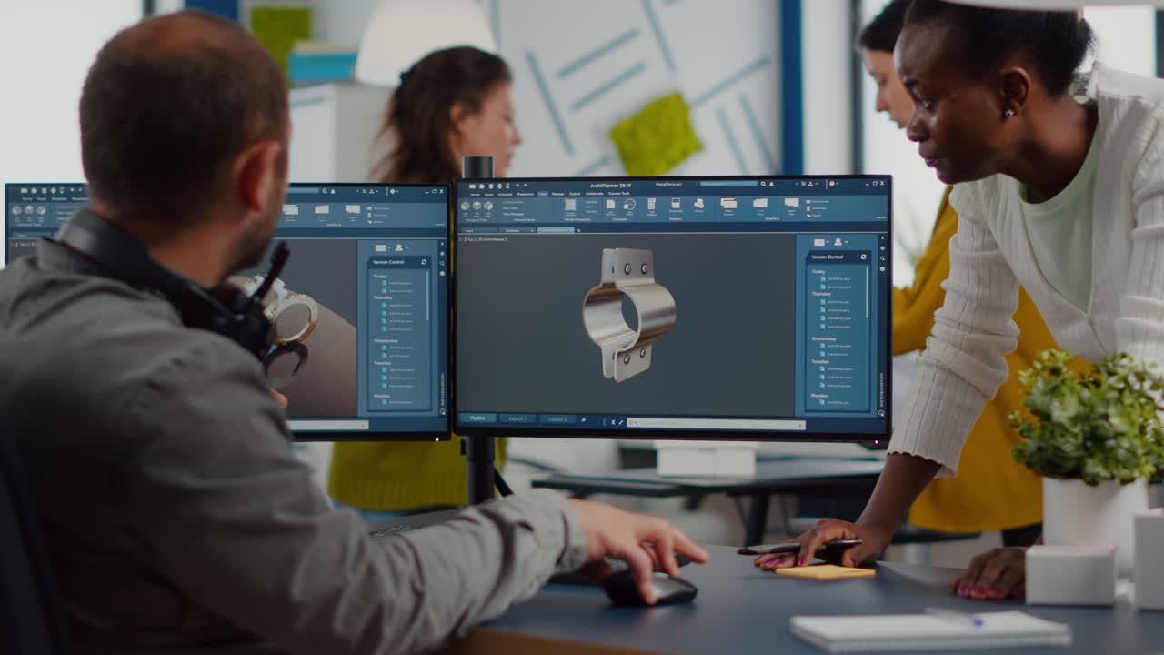 이중 모니터를 사용하는 산업 프로젝트에 대해 논의하는 다양한 팀