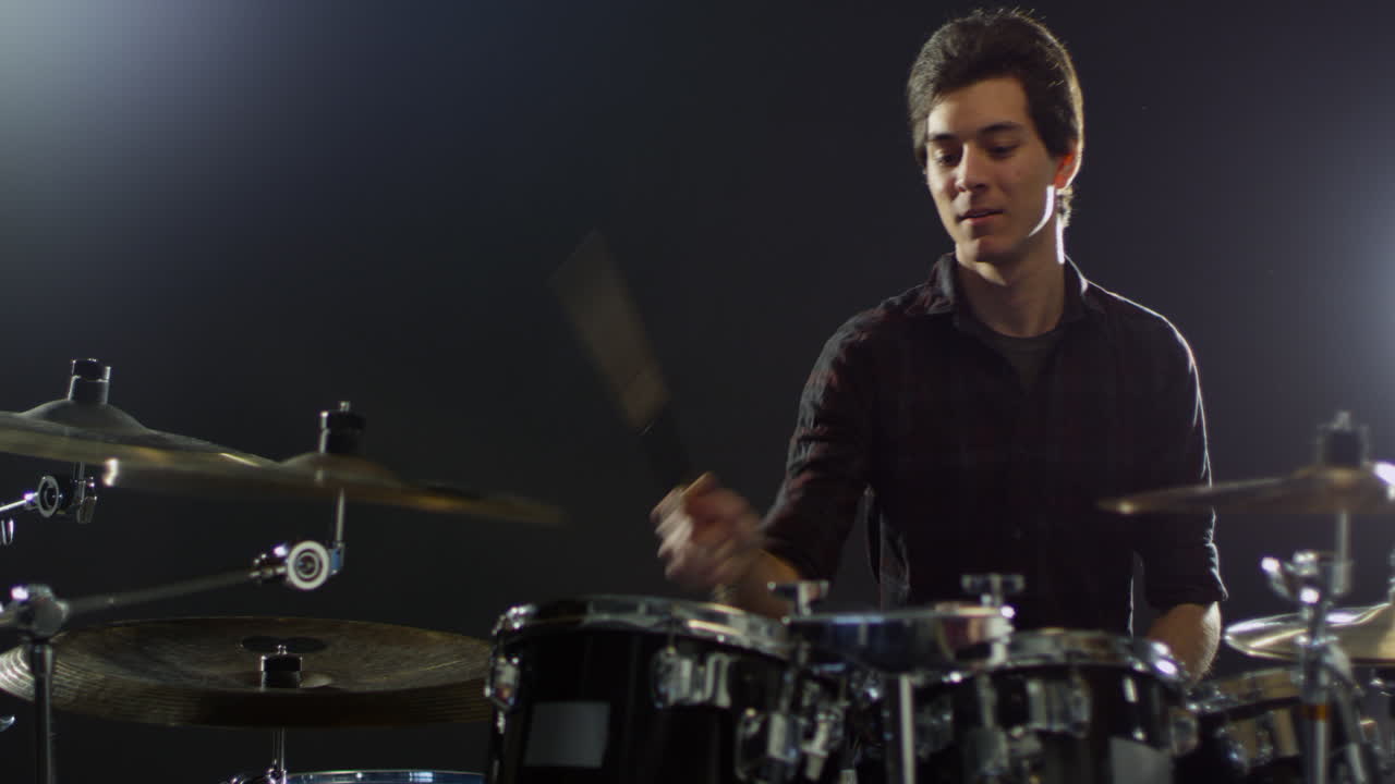 baterista tocando un kit de batería filmado en r3d