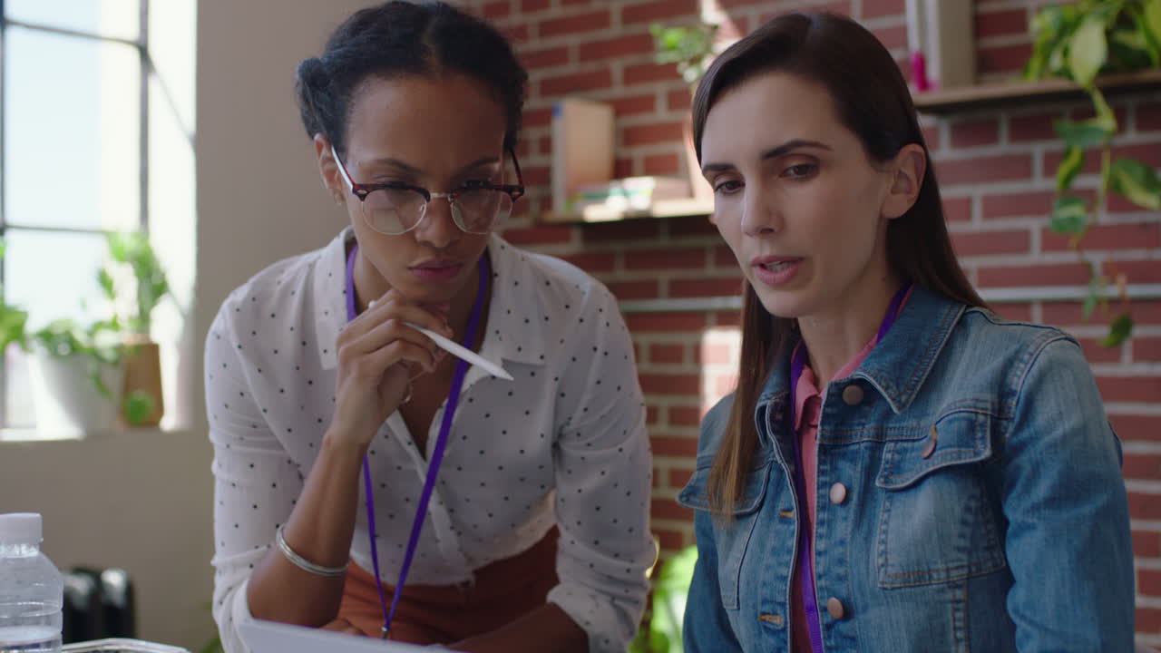 personas de negocios que trabajan líder de equipo de raza mixta mujer que usa computadora portátil digital mostrando ideas de colegas señalando la pantalla compartiendo consejos lluvia de ideas gerente de proyecto en la oficina de inicio