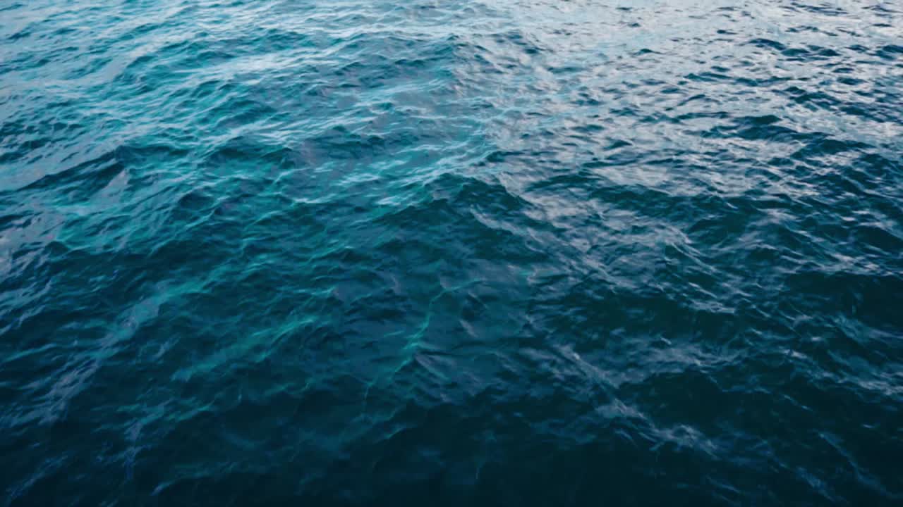 Acqua che scorre velocemente sull'isola di Maui, Hawaii.