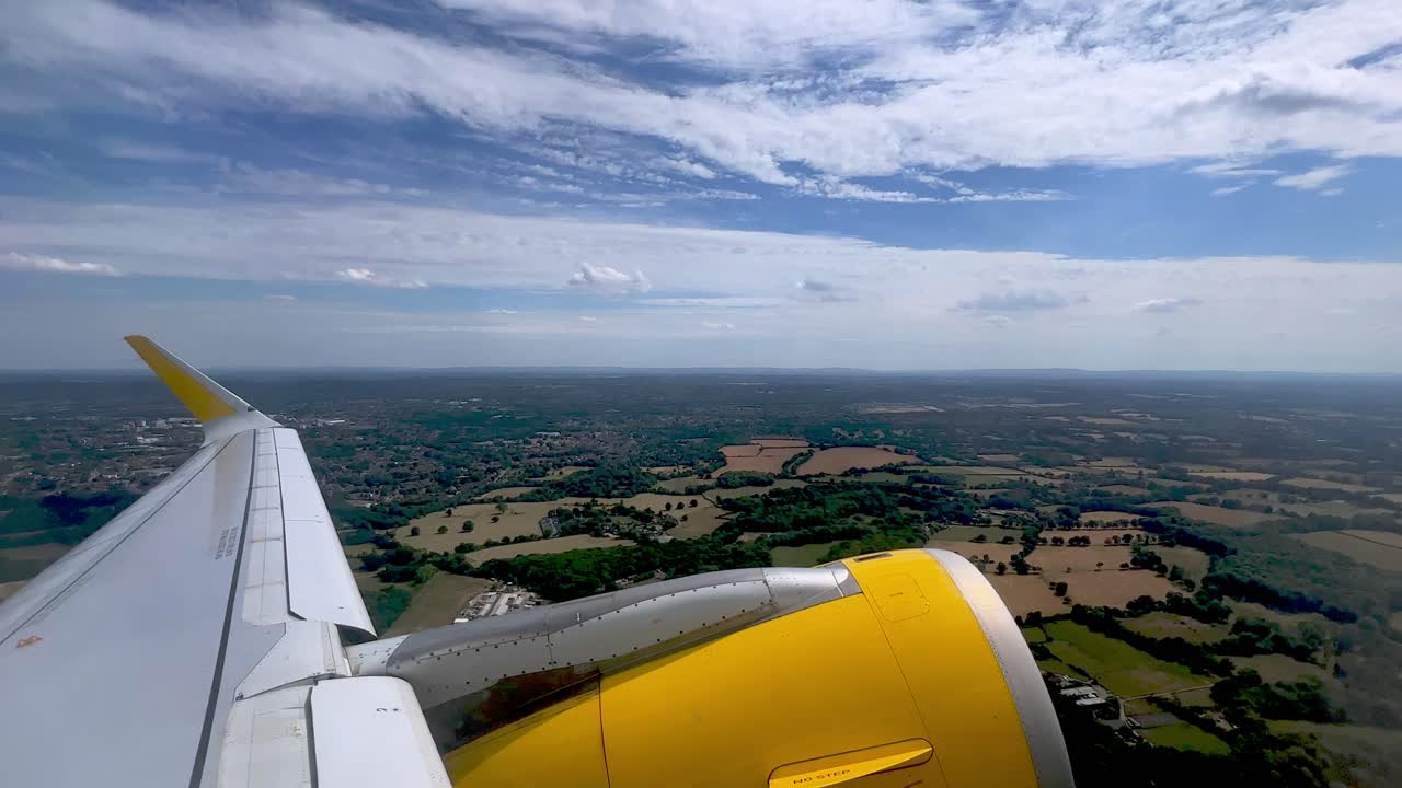 punto de vista del pasajero del ala y el motor del avión comercial jet amarillo durante el despegue del aeropuerto de londres gatwick