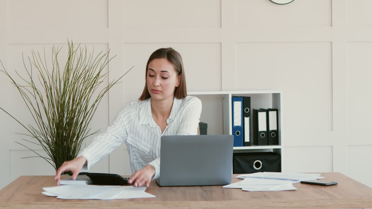 Donna che lavora in un ufficio
