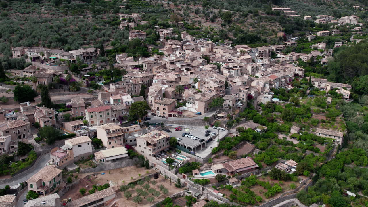 aldea de la montaña de fornalutx, montañas de tramuntana, mallorca, españa - toma aérea de un avión no tripulado