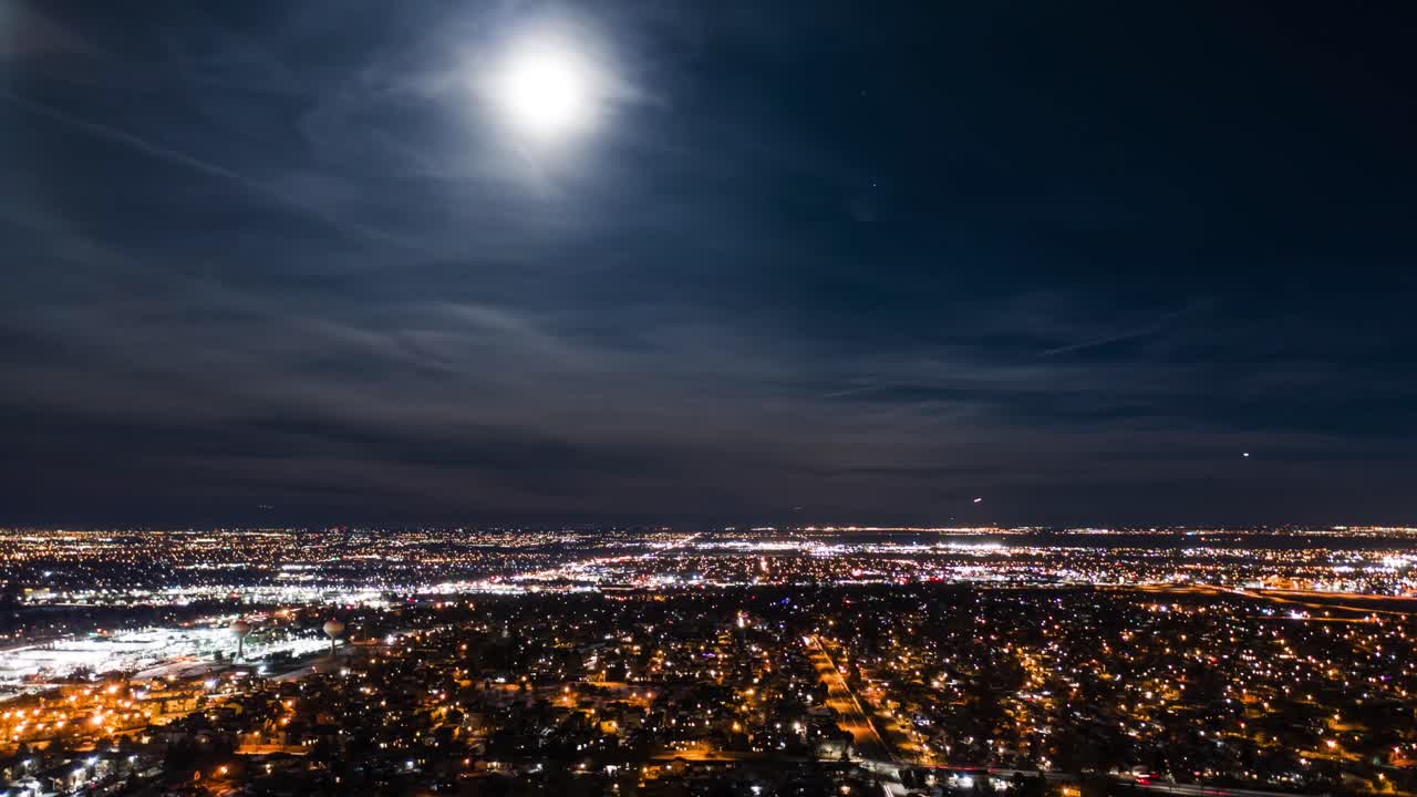 timelapse aéreo por la noche con luna y tráfico