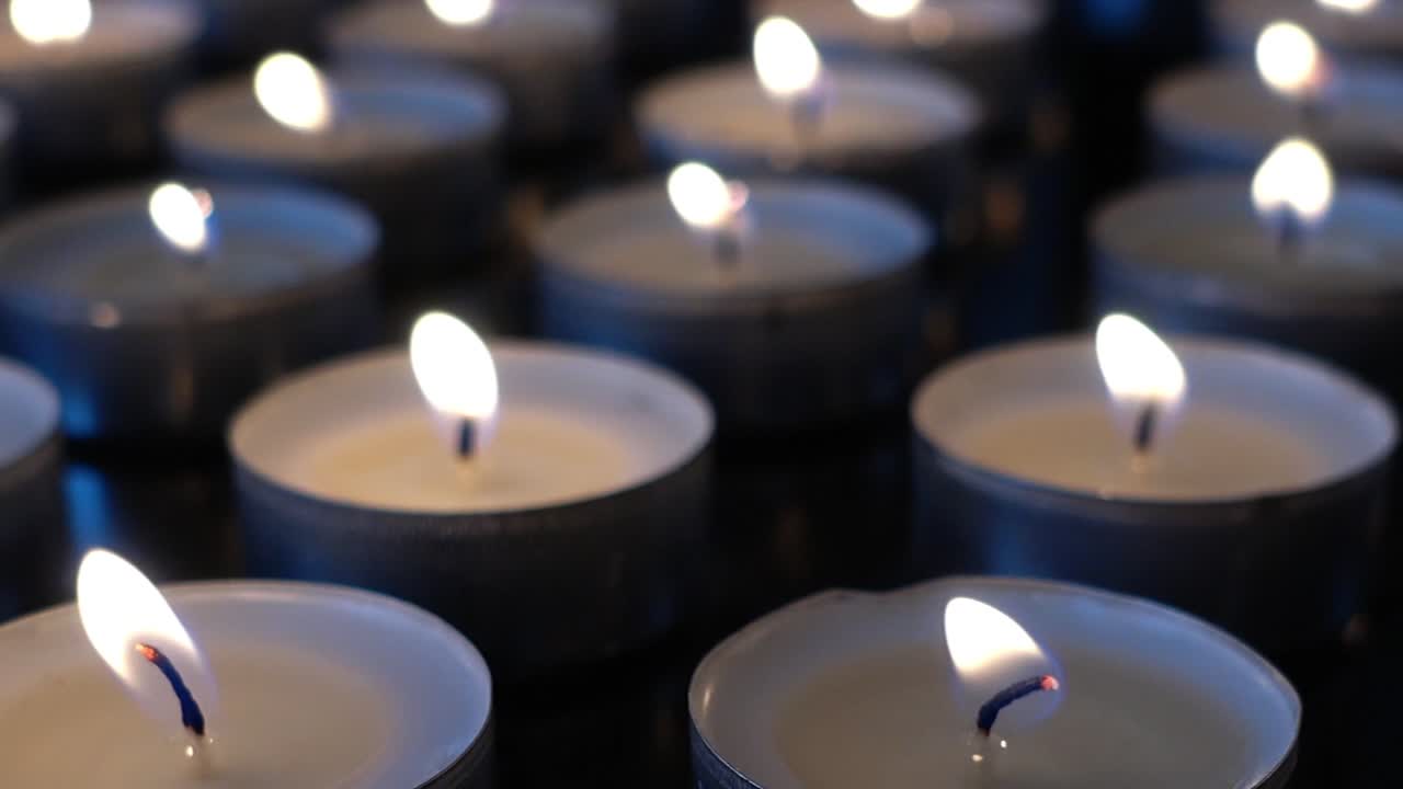 Candele su sfondo nero