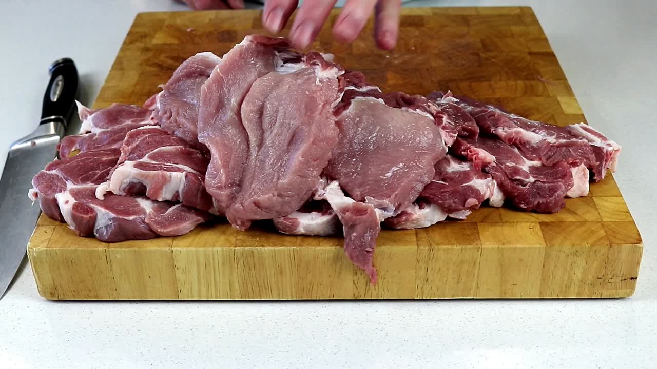 arreglar rebanadas de carne de cerdo recién cortadas
