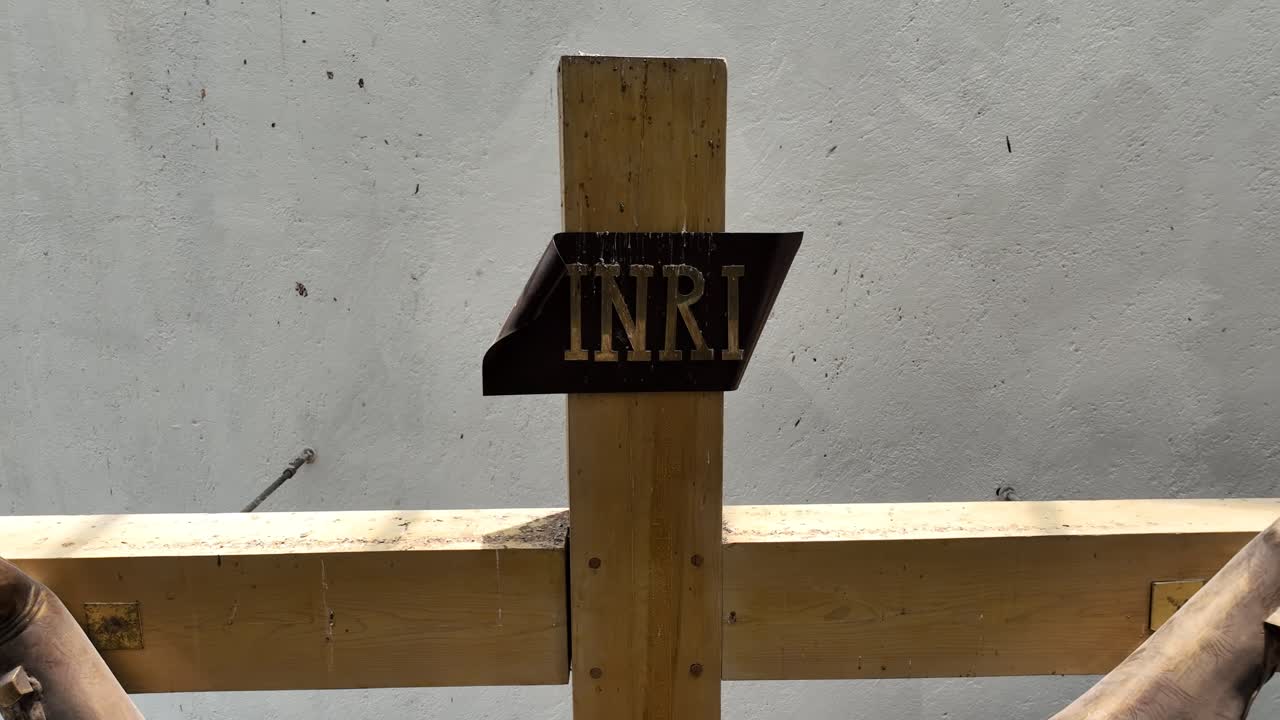 멕시코시티에 있는 세인트 조셉 교구 (patronage of saint joseph parish) 의 내부 드론 영상으로 십자가에 못 박힌 그리스도를 건물 안에서 볼 수 있다.