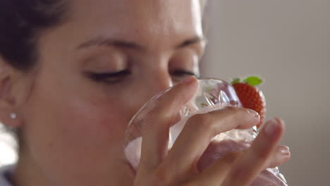mujer bebiendo batido luego comiendo fresa, primer plano, filmado en r3d