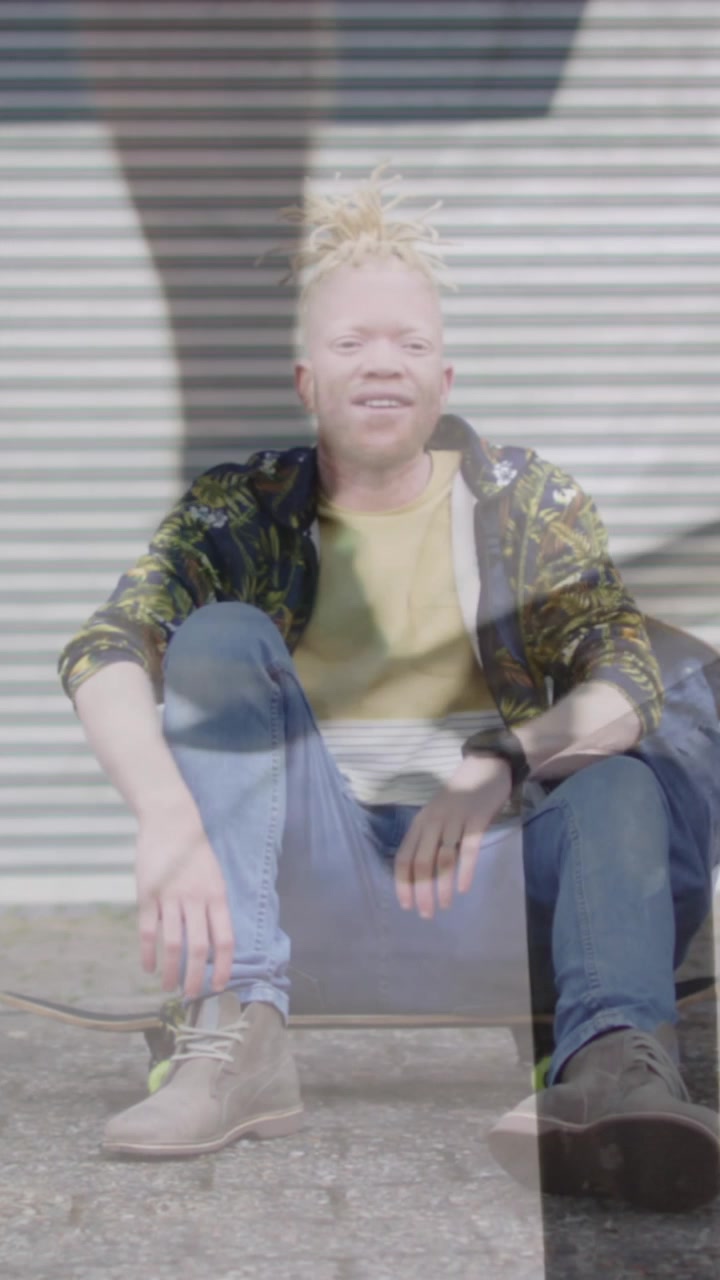 Animazione di un uomo che fa skateboard sopra un uomo albino seduto su uno skateboard