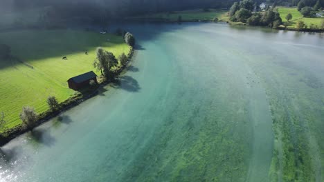 drohnenaufnahmen des wunderschönen stryn-flusses mit grünem gletscherwasser