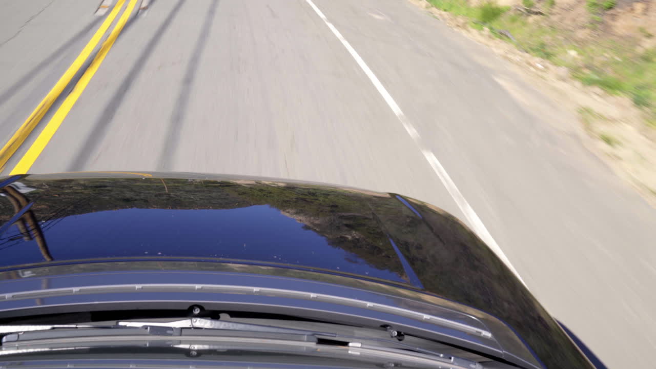 블랙 레인지 로버를 고속으로 오르막 운전하기