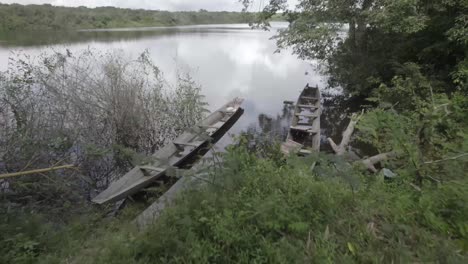 Ruiniertes-Holzboot-Am-Seeufer-Im-Amazonas-Dschungel-Von-Kolumbien