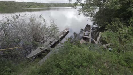 barco de madera en ruinas en la orilla del lago en la selva amazónica de colombia