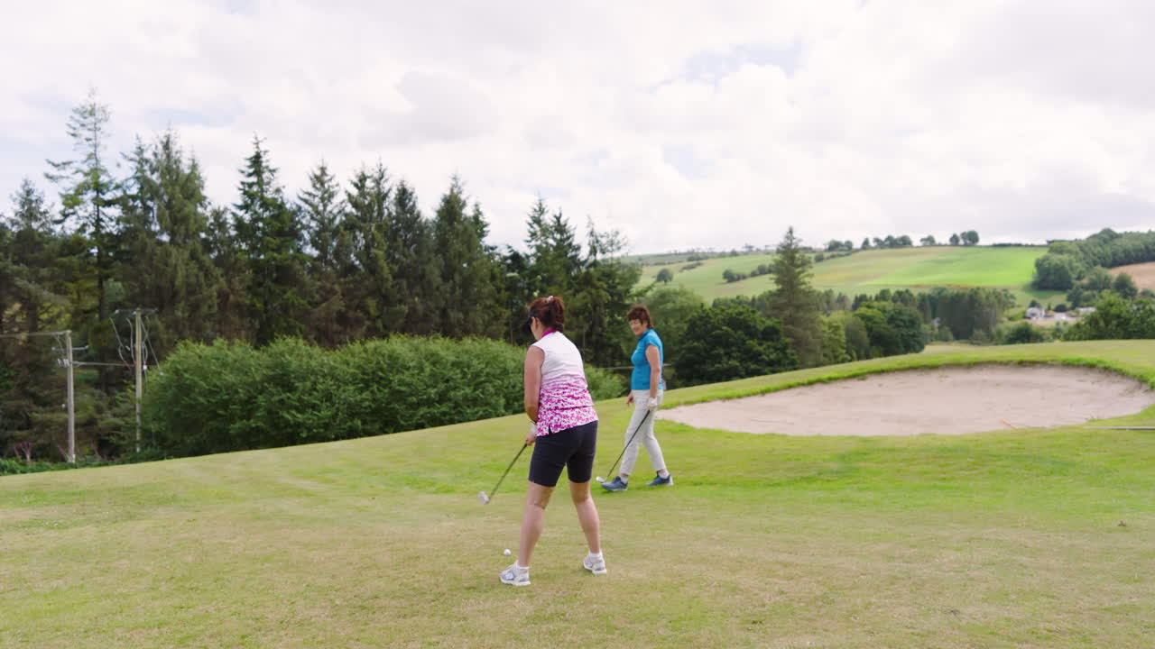 Golfiste che giocano a golf e colpiscono la pallina da golf su un campo da golf.